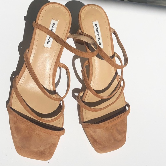 NEAR NEW COUNTRY ROAD Size 39 Tan Suede Cuban block heels - Picture 2 of 10